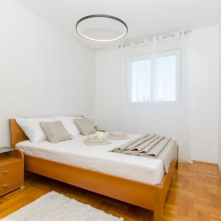 Three Bedroom With Sea View And Secure Private Garage Apartment *