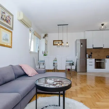 Lägenhet Three Bedroom With Sea View And Secure Private Garage