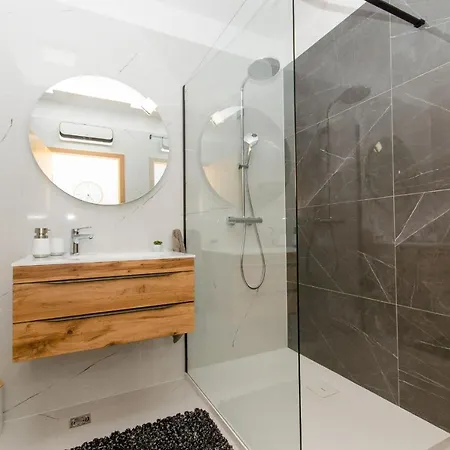 Three Bedroom With Sea View And Secure Private Garage Lägenhet Split