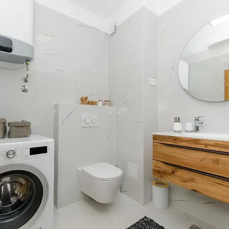 Three Bedroom With Sea View And Secure Private Garage Apartment