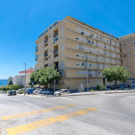 Three Bedroom With Sea View And Secure Private Garage Apartment *