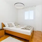 Three Bedroom With Sea View And Secure Private Garage Apartman *